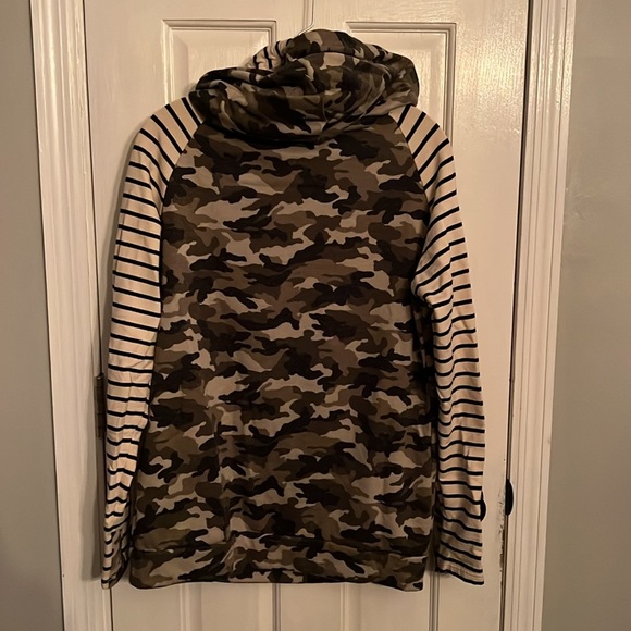 Ampersand camo striped hoodie EUC Large - Picture 6 of 7